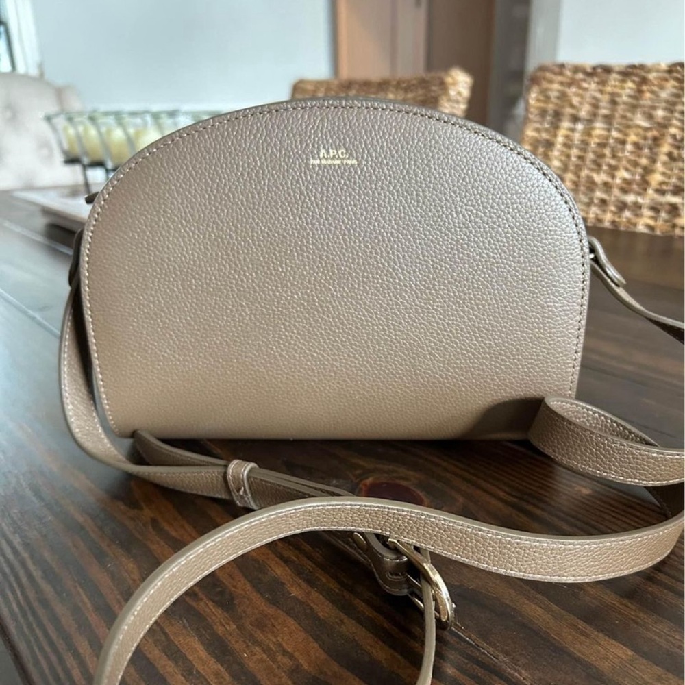 New A.P.C. Demi-Lune Bag
Brand new condition, never used
Taupe Beige